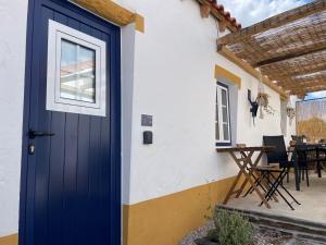 una puerta azul en el lateral de una casa en Casal da Lapa, en Lapa