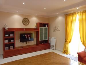 A bed or beds in a room at Serene Haven Apartment with Three spacious bedrooms