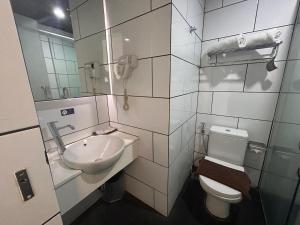 Kopalnica v nastanitvi Kalya Hotel Bandung Dago