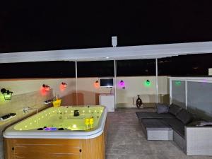 sala de estar con bañera y sofá en Martina's dream, en Villafranca Tirrena