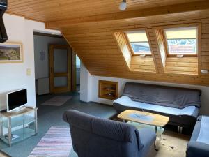 salon z kanapą i stołem w obiekcie Ferienwohnung Steinwender w mieście Döbriach