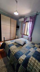 a bedroom with a bed and a window at Agriturismo Kelle Terre in Castrocielo