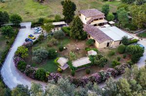 an aerial view of a house with a garden at Agriturismo Kelle Terre in Castrocielo