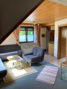 salon z kanapą i stołem w obiekcie Ferienwohnung Steinwender w mieście Döbriach