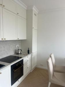 Η κουζίνα ή μικρή κουζίνα στο Luksusowy apartament w Parku Skaryszewskim z widokiem na centrum Warszawy