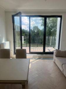 Χώρος καθιστικού στο Luksusowy apartament w Parku Skaryszewskim z widokiem na centrum Warszawy