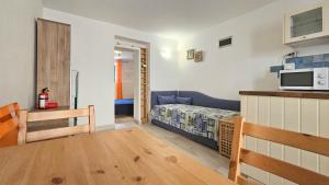 una piccola camera con letto e forno a microonde di Blu Violati a Novigrad Istria Altre 9 foto