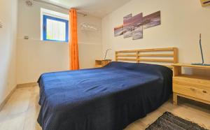 una camera da letto con un letto blu e una finestra di Blu Violati a Novigrad Istria