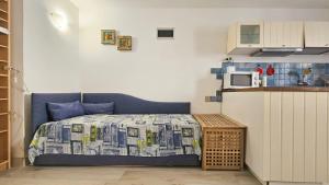 una piccola camera da letto con un letto e una cucina di Blu Violati a Novigrad Istria