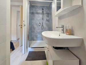 un bagno con lavandino e doccia di Blu Violati a Novigrad Istria