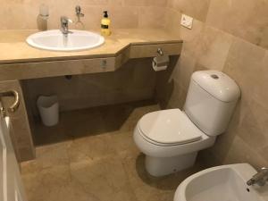 ein Badezimmer mit weißer Toilette und Waschbecken in der Unterkunft 3 Bedroom Apartment, Duquesa, Spain in San Luis de Sabinillas + 12 Fotos