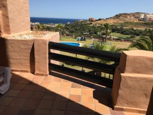 einen Balkon mit Pool- und Meerblick in der Unterkunft 3 Bedroom Apartment, Duquesa, Spain in San Luis de Sabinillas
