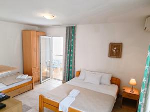 Postel nebo postele na pokoji v ubytování Amisos Apartmani