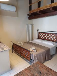 A bed or beds in a room at La Fortezza di Gavi -