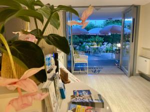 シルミオーネにあるHotel Alfieriの植物のあるテーブルとパティオが備わる客室です。