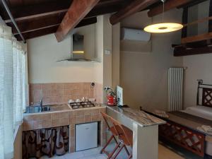 A kitchen or kitchenette at La Fortezza di Gavi -