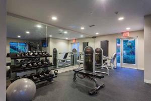 una palestra con diversi tapis roulant e macchine di Campbell 1BR w Gym Pool Hot Tub nr WF TJ SFO-797 a Campbell