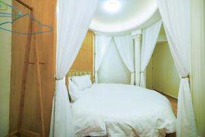เตียงในห้องที่ Zhangjiajie Han Exotic Inn