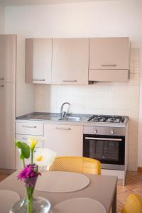 A kitchen or kitchenette at Resort Santa Maria Hotel