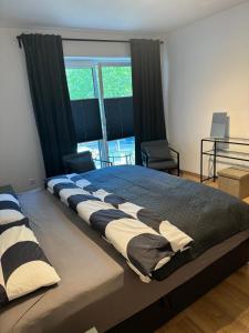 Giường trong phòng chung tại Moderne Ferienwohnung mit Balkon 1