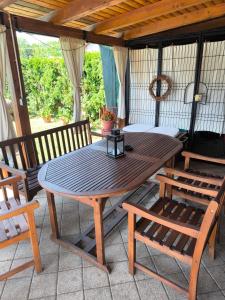 Balkon ili terasa u objektu Apartmani Đakovački podrum Mali Još 8 fotografija