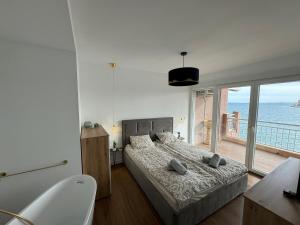 ein Schlafzimmer mit Bett und Blick auf das Meer in der Unterkunft Luxury apartament Luz Mar in playa de los Locos in Torrevieja