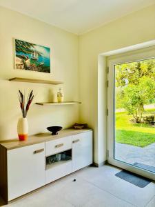 a kitchen with a large sliding glass door at Rosa del lago in Gravedona