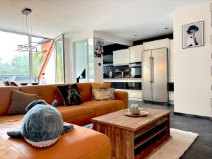 a living room with a couch and a table at Luxus Maisonette-Apartment - Werde zum König in der Traumwelt Beerfelde in Steinhöfel