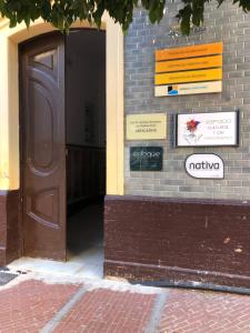una puerta a un edificio con señales en él en Hakuna Matata Holidays, en Huelva 41 fotos más