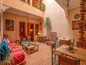 a living room with a couch and a table at Riad Majdoulina chez JIJI in Marrakech
