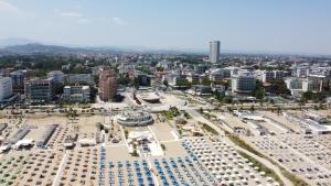Nespecifikovaný výhled na destinaci Rimini nebo výhled na město při pohledu z aparthotelu