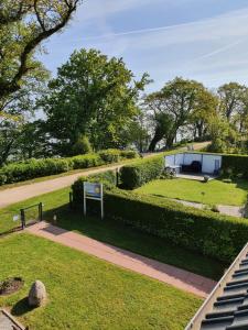 um parque com um sinal na relva em Toplage direkt an der Steilküste - FeWo 2 "Ostseenest" Hohwacht em Hohwacht