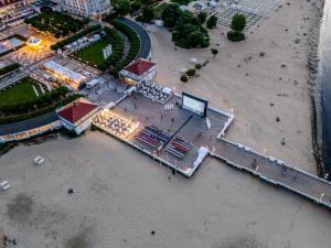 an overhead view of a beach with a boardwalk at SeaSide Sopot - butikowe noclegi przy plaży in Sopot