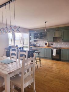 Kuchyň nebo kuchyňský kout v ubytování Lilac Lodge - Strandhill Beach House