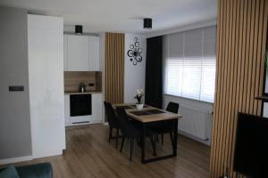 Kuchyň nebo kuchyňský kout v ubytování Apartament ARS Platinium Wisła-Spokojna