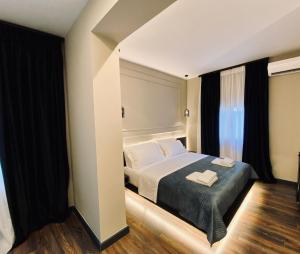 Postel nebo postele na pokoji v ubytování Tirana Central Rooms Pazari