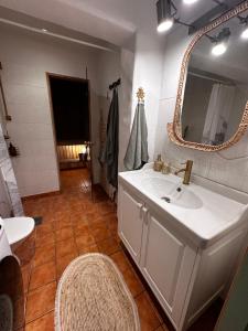 une salle de bains avec un lavabo blanc et un miroir dans l'établissement Kotermanni Residents - Kuressaare Old Town apartment with sauna, à Kuressaare