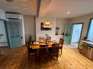 une cuisine et une salle à manger avec une table et des chaises dans l'établissement Kotermanni Residents - Kuressaare Old Town apartment with sauna, à Kuressaare 18 autres photos