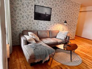 un salon avec un canapé et une table dans l'établissement Kotermanni Residents - Kuressaare Old Town apartment with sauna, à Kuressaare