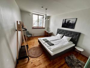 une chambre avec un lit et un bureau dans l'établissement Kotermanni Residents - Kuressaare Old Town apartment with sauna, à Kuressaare