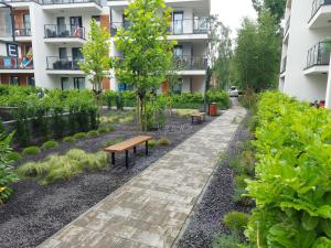 Vonkajšia záhrada v ubytovaní POBIEROWO BALTIC Apartament Turkusowy
