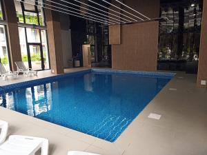 Bazén v ubytovaní POBIEROWO BALTIC Apartament Turkusowy alebo v jeho blízkosti