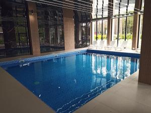 Bazén v ubytovaní POBIEROWO BALTIC Apartament Turkusowy alebo v jeho blízkosti