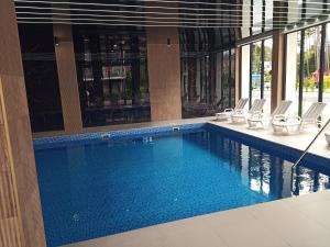 Bazén v ubytovaní POBIEROWO BALTIC Apartament Turkusowy alebo v jeho blízkosti