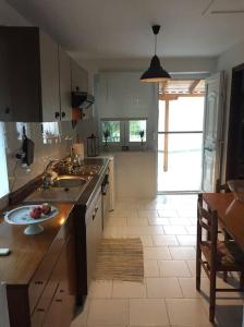 Η κουζίνα ή μικρή κουζίνα στο Grandma's House Aliki Thassos +11 φωτογραφίες