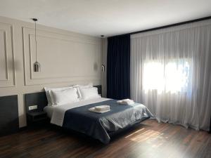 Postel nebo postele na pokoji v ubytování Tirana Central Rooms Pazari