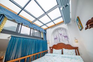 เตียงในห้องที่ Zhangjiajie Han Exotic Inn