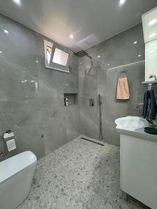 Koupelna v ubytování Duka Apartment + 24 fotografií