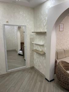 Habitación con espejo, cama y sofá en sweet home, en Tiflis