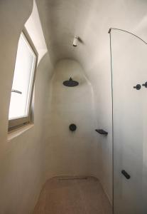 Baðherbergi á Utopia Suites Santorini